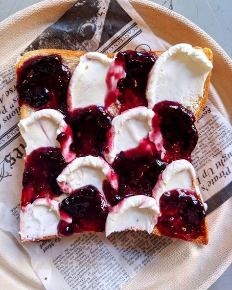 @bonappetitmag on Instagram: “It’s important to check up on the ones you love. Which is why @elysei went to @davellenyc to check in on the berry and cream cheese toast.…” Cream Cheese Toast, Berry Toast, Healthy Breakfast Toast, Healthy Toast, Jam Toast, Berries And Cream, Easy Eat, Cheese Toast, Vegan Cream Cheese