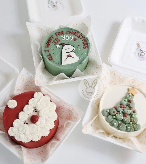 Cake For Christmas Decorated, Mini Cake Christmas Decoration, Minimalist Christmas Cakes, Bento Cake Christmas Design, Mini Christmas Cakes Decoration, Christmas Korean Cake, Mini Cakes Christmas, Thanksgiving Bento Cake, Christmas Lunch Box Cake