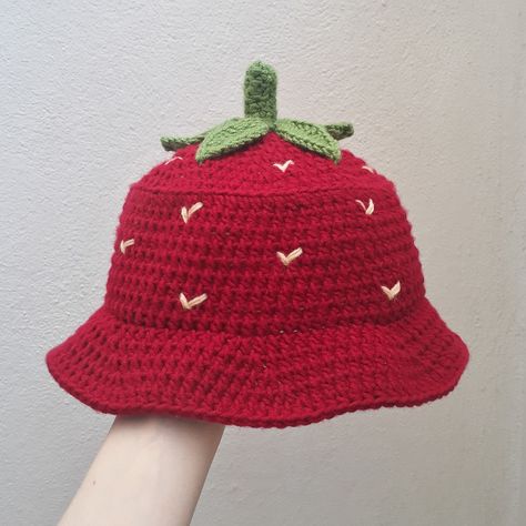 Crochet Strawberry Clothes, Strawberry Hat Crochet, Crochet Strawberry Hat, Crochet Bucket Hat Free Pattern, Easy Crochet Bucket Hat, Strawberry Bucket Hat, Strawberry Hat, Bucket Hat Crochet, Crochet Strawberry