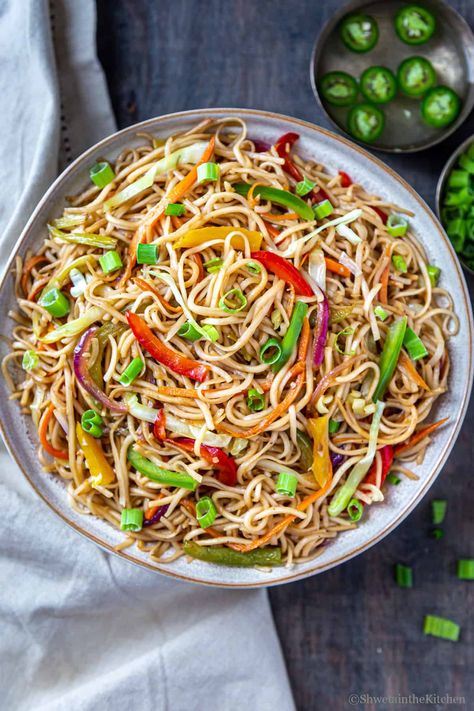 Veg Hakka Noodles, Veg Noodles Recipe, Hibachi Noodles, Hakka Noodles Recipe, Green Chilli Sauce, Veg Pizza, Indo Chinese Recipes, Hakka Noodles, Asian Noodle Recipes