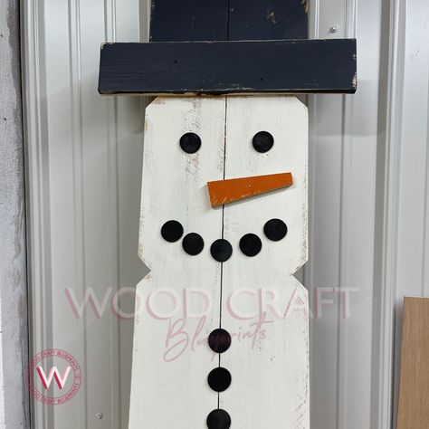 Build a DIY Wooden Snowman Porch Leaner - Wood Craft Blueprints Diy Snowman Wood, Scrap Wood Snowman Diy, 4x4 Wood Crafts Outdoor, Wooden Snowman Diy, Wood Snowman Diy, Diy Wooden Snowman, Diy Wood Snowman, Snowman Board, Wooden Snowman Crafts