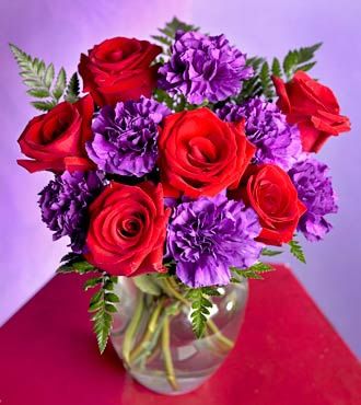 Perfect! Red roses & purple carnations! Carnation Centerpieces, Red And Purple Wedding, Used Wedding Decor, Purple Wedding Ideas, Red Flower Arrangements, Centerpiece Arrangements, Purple Carnations, Red Birthday Party, Roses Purple