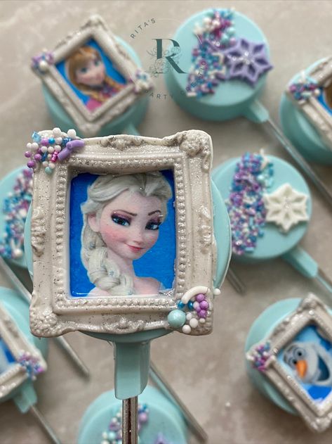 12 Frozen Inspired Chocolate Dipped Oreos. Frozen Themed Chocolate Strawberries, Frozen Chocolate Covered Oreos, Disney Princess Chocolate Covered Oreos, Blue Chocolate Covered Oreos, Beach Chocolate Covered Oreos, Lollipop Birthday, Chocolate Dipped Oreos, Dipped Oreos, Blue Chocolate