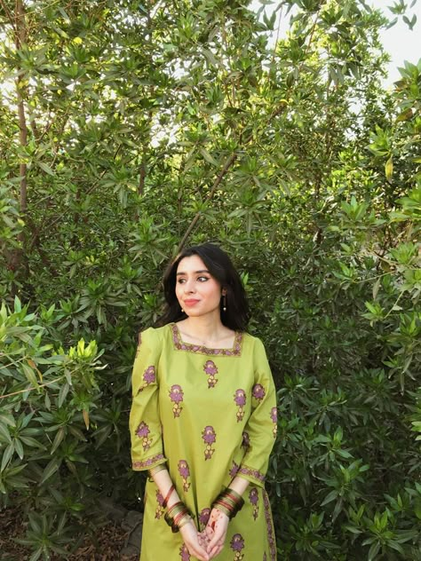 Eid mubarak kurtas eid look desi look des pinterest south asian Women Kurta Sleeves Design, Pakistani Kamiz Design, Desi Dresses Casual, Simple Dress Casual, Pakistani Women Dresses, Desi Fits, Desi Aesthetics, Latest Dress Design, Neck Designs For Suits