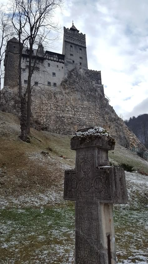 Romania Bran Castle, Vlad The Impaler Castle, Draculas Castle Romania, Bran Romania, Romania Landscape, Romania Aesthetic, Bran Castle Romania, Romanian Castles, Romania Photography