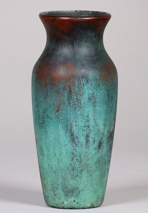 Clewell copper-clad pottery baluster-shaped vase with very nice original green patina. Pottery Vase Shapes, Patina Pottery, Metal Vase Decor, Patina Art, Patina Paint, Copper Vase, Concrete Diy Projects, Rustic Pottery, Green Patina