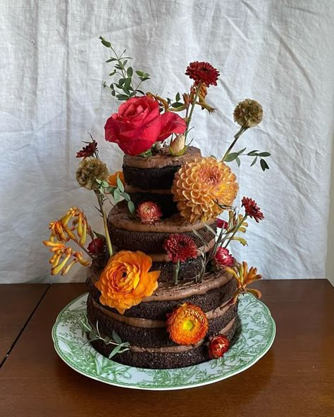 Flower Birthday Cake Aesthetic, Floral Desserts, Madeleine Cake, Ugly Cakes, Italian Wedding Cakes, Dark Chocolate Cake, Friends Cake, Garden Cakes, Chocolate Wedding Cake