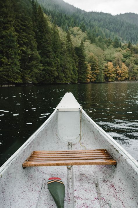 xshaydx:That classic canoe shot…photo : @xshaydxinstagram :... Canoe Pictures, Canoe Paddle Decor, Paddle Decor, Canoe Plans, Georgiana Design, Cedar Strip Canoe, Summer Shots, Camping Pics, Wood Canoe