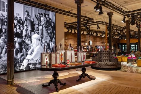 Gucci New York, Vintage Store Ideas, Gucci Store, Italian Luxury Brands, Room Screen, Store Design Interior, Store Interior, Fenty Beauty, Italian Luxury