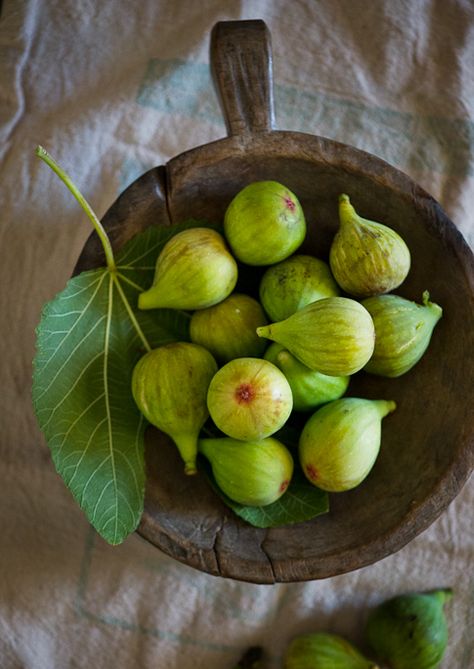 Fruit Photos, Sage Recipes, Roasted Figs, Green Peace, Nature Gifts, Green Fig, Fig Recipes, Fresh Figs, Tutti Frutti