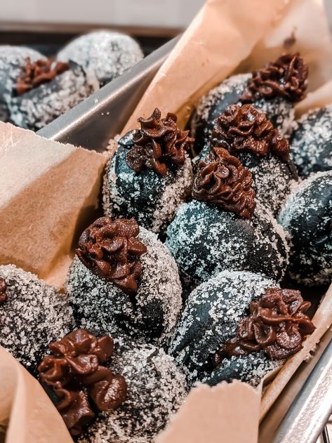 Brioche Bread Uses, Chocolate Bomboloni, Brioche Dessert, Brioche Doughnuts, Comfort Food Appetizers, Brioche Donuts, Chocolate Brioche, Choux Buns, Black Cocoa