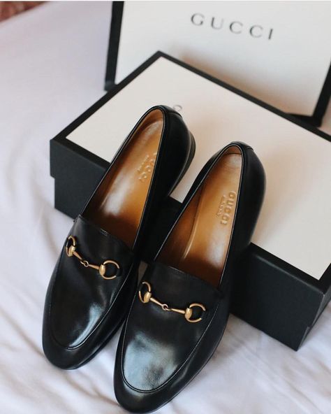 Gucci Loafers Women, Loafers Outfit, Gucci Loafers, Shoes Photography, Kinds Of Shoes, Shoes Baby, Vans Authentic, Gucci Shoes, Formal Shoes