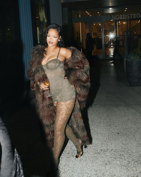 Rihanna 2000's, Rihanna Dress, Looks Rihanna, Rihanna Outfits, Rihanna Looks, Rihanna Photos, Rihanna Style, Rihanna Fenty, Celebrity Look