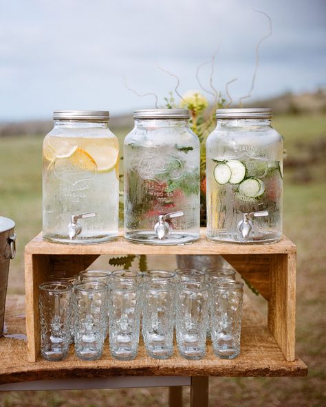 Kesäjuhlat Bbq Rehearsal Dinner, Wedding Drink Station, Idee Babyshower, Drink Station, Wedding Drink, Wedding Bar, Rehearsal Dinner, Rehearsal Dinners, Backyard Wedding