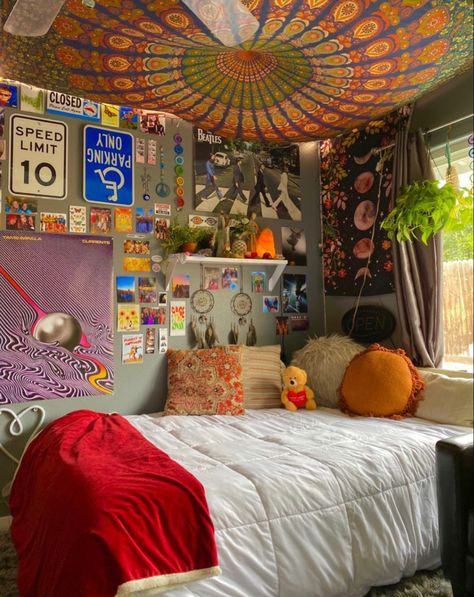 Colorful Bright Room Aesthetic, Retro Dorm Room Ideas, Indie Dorm Room Ideas, Hippie Dorm Room Ideas, Thrifted Room Decor, Hippie Room Inspo, Hippie Room Ideas, 70s Bedroom Ideas, Hippie Room Aesthetic