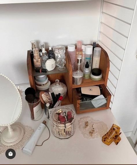 Makeup Organization Vintage, Vintage Makeup Organizer, Dorm Makeup Organization, Cottage Core Vanity, Aesthetic Makeup Organization, Makeup Organization Aesthetic, Vanity Organization Ideas, Uni Room, Dream Apartment