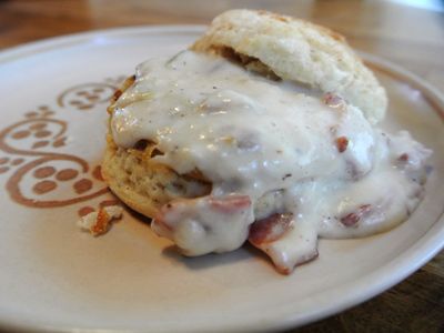 Are you ready for a second helping of fried green tomatoes?  This time I'm going to Chef Paul Prudhomme and his recipe for "Kentucky Fried Tomatoes with Cream Gravy".  He places a fried green tomat... Buttermilk Gravy Recipe, Southern Gravy Recipe, White Country Gravy Recipe, Buttermilk Gravy, White Sausage Gravy, Best Gravy Recipe, White Gravy Recipe, Hamburger Gravy, Milk Gravy