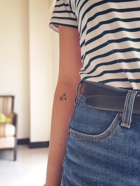 Stars Tattoo On Arm, Simple Stars Tattoo, Small Upper Arm Tattoos For Women, Star Tattoo Arm, Minimalist Star Tattoo, Owen Tattoo, Upper Arm Tattoos For Women, Simple Tats, Tattoo On Arm