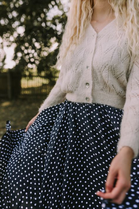 The Rose skirt is made of a full circle with an additional ruffles at the waist, made of flowing, jacquard viscose fabric, with a viscose lining. The skirt has a fitted waist and a hidden zipper on the side.
romantic style, anne of green gables, classic style, vintage skirt, natural fabric skirt, victorian skirt, retro skirt, handmade skirt, flared skirt, cottage core, autumn outfit, fall 2023 skirt, circle skirt Midi Circle Skirt Outfit, Cottagecore Fall Outfits, Cottage Core Autumn, Outfit Fall 2023, Circle Skirt Outfits, Skirt Cottagecore, Skirt Outfit Fall, Victorian Skirt, Midi Circle Skirt