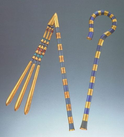 (Egypt) Tutankhamun crook & flail gold, glass, wood, carnelian, copper alloy. 18th dynasty. Crook And Flail, Drawing Tut, Wood Drawing, Egypt Tattoo, Egyptian Artifacts, Ancient Egyptian Gods, Ancient Egypt Art, Egypt Art, King Tut