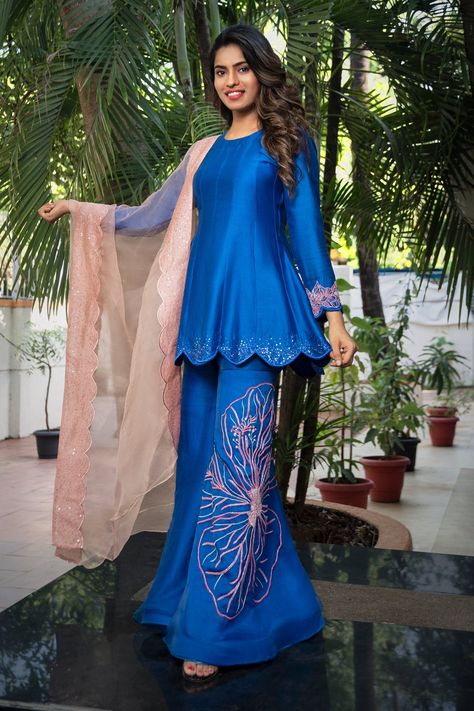 Organza Outfit Ideas, Short Kurta Designs Women, Gharara Pants, Gharara Suits, Casual Indian Fashion, Dress Design Patterns, Designer Kurtis, Embroidered Organza, Pakistani Dress