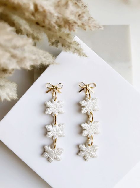 #snowflakeearrings #christmas #christmasjewelry #winterjewelry #bowearrings #polymerclay Elegant Snowflake, Winter Earrings, Winter Jewelry, Snowflake Earrings, Winter Snowflakes, Earrings Christmas, Earrings Polymer Clay, Bow Earrings, Dangly Earrings