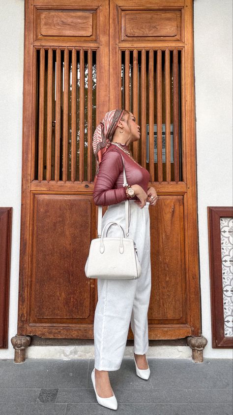 Styling up my favourite white pants with my brand new Knott Satchel bag from Kate Spade New York. Satchel Outfit, Fashion Styling, Satchel Bag, White Pants, Leather Satchel, Kate Spade New York, Satchel Bags, White Leather, My Favourite