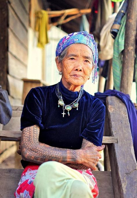 Whang Od Oggay is perhaps the Philippines last traditional “batok” or hand-tapping tattoo artist. 101 years old, she has been tattooing since 15, and uses just three materials; a thorn from the pomelo tree, coal scraped off pots to be used for ink, and water. She is a Butbut woman who is part of a larger Kalinga ethnic group in Tinglayan, northern Philippines. Oldest Tattoo, Traditional Filipino Tattoo, Whang Od, Filipino Tattoo, Famous Tattoo Artists, Filipino Tattoos, Filipino Art, Hawaiian Tattoo, Filipino Culture