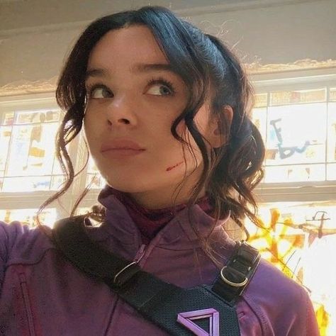 bts of hawkeye (2021), hailee steinfeld 🫶🏻 Hawkeye Hailee Steinfeld, Hailee Steinfeld Profile Picture, Kate Bishop Icon, Kate Bishop Hailee Steinfeld, Mcu Visuals, Marvel Bts, Kate Bishop Hawkeye, Avengers Dr, Long Hair Cut Short