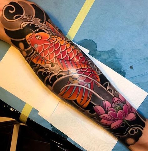 Pez Koi Tattoo, Tato 3d, Karp Koi, Japanese Leg Tattoo, Carp Tattoo, Japanese Koi Fish Tattoo, Koi Tattoo Sleeve, Bodysuit Tattoos, Koi Tattoo Design