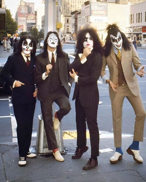 #Kisstory KISS Could rename the avenue from New York's "Dressed To Kill" album in his honor !🔥🎸 New York City is considering renaming 23rd Street & 8th Avenue after the iconic KISS corner from the album Dressed to Kill in honor of the band. Photo 1 Info :Kiss In NYC. October 26,1974. 📷 Bob Gruen Photo N. 2;There is a public meeting to discuss and anyone can attend via zoom here is the Zoom registration link: ZOOM; https://zoom.us/webinar/register/WN_EogupdC1QyanJkzbFLjriw#/registratio... Eric Singer, Rock & Roll, Kiss Dress, Peter Criss, Kiss Army, Kiss Pictures, Vintage Kiss, Ace Frehley, Paul Stanley