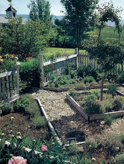 Colonial style garden Veggie Garden Ideas Australia, Acreage Landscaping Ideas Country Life, Vegetable And Flower Garden, Colonial Garden, Potager Garden, White Picket Fence, Veg Garden, Vegetable Garden Design, Plants And Flowers