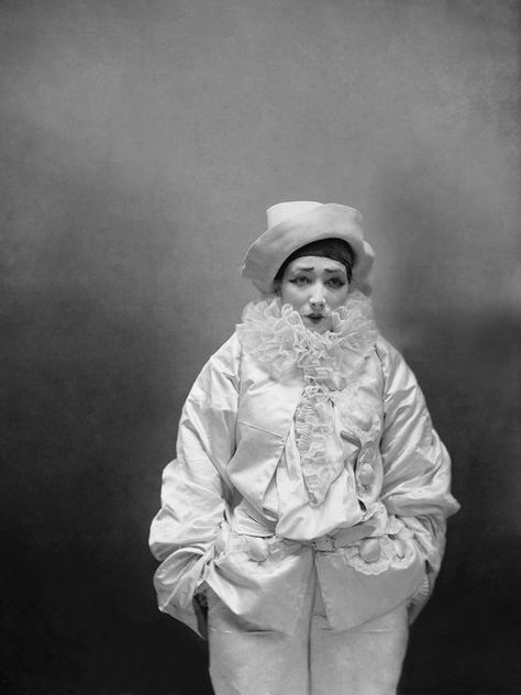 Photographie: Sarah Bernhardt, Nadar · YellowKorner Sara Bernhardt, Pierrot Costume, The Night Circus, Harry Clarke, Pierrot Clown, Sarah Bernhardt, Send In The Clowns, Night Circus, Edouard Manet