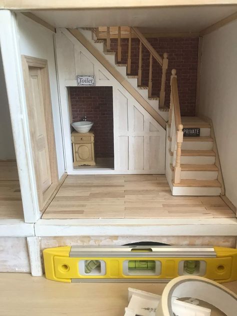 Dollhouse Staircase Ideas, House Staircase Ideas, Doll House Stairs, Dollhouse Laundry Room, Dollhouse Staircase, Room Under The Stairs, Cottage Makeover, House Staircase, Staircase Ideas