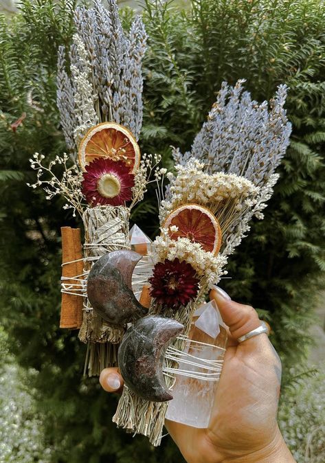 Crystal Boquets Wedding, Centerpieces With Crystals, Witch Wedding Favors, Wiccan Wedding Decor, Witchy Flower Bouquet, Witchy Boho Wedding, Diy Witchy Wedding Ideas, Pagan Wedding Altar, Witch Wedding Traditions