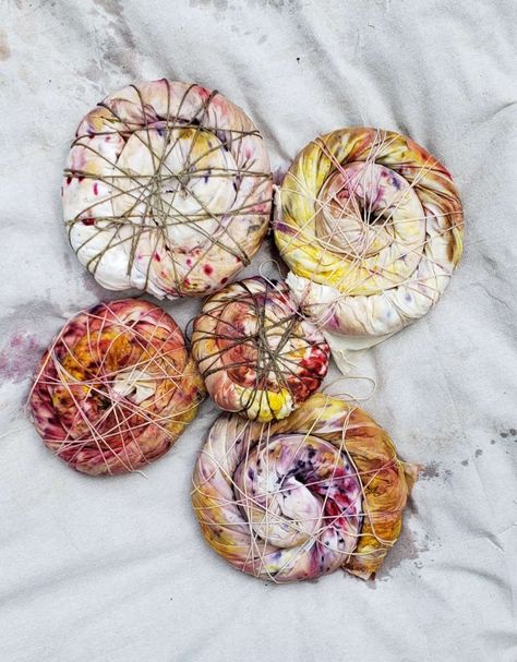 Natural Dye Tie Dye, Sun Dyeing Fabric, Eco Dyeing Fabric, Dye Plants, Phoebe English, Tinta Natural, Dye Projects, Sun Printing, Natural Crafts