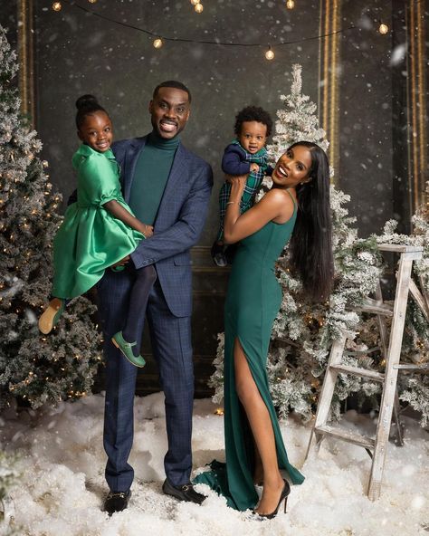 Christmas Photoshoot Ideas Family Outfit, Christmas Pictures Family Outfits Black, Couple Christmas Photoshoot Studio, Formal Family Christmas Pictures, Christmas Family Photos Black People, Christmas Pictures Black Family, Formal Christmas Pictures Family, Black Family Holiday Photos, Christmas Portraits Family