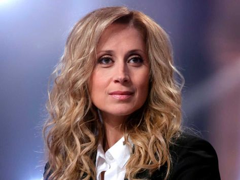 Directrice de la Star Académie québécoise, Lara Fabian apparaît chaque semaine plus stupéfiante que jamais dans une tenue spéciale pour le prime du week-end. Ce dimanche, elle a osé une robe entièrement ouverte sur les côtés et avec un décolleté plongeant ! La Fashion Week, La Fashion, Week End, Fashion Week, Lingerie, Long Hair Styles, Hair Styles, Hair, Beauty