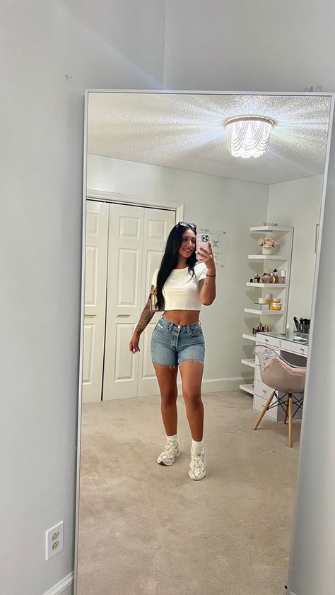 Levi Shorts Outfit Summer Baddie, Denim Shorts And Crop Top Outfit, Cropped Tshirt Jeans Outfit, White Top Denim Shorts, White Crop Top And Shorts Outfit, Levi Jeans Outfit Summer, Levis Shorts Outfit Summer, Denim Shorts Outfit School, White Top Jean Shorts Outfit