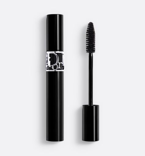 Discover Diorshow, the Dior volume and definition mascara with a formula composed of 90% natural-origin ingredients and infused with cornflower extract. Mascara Dior, Dior Mascara, Diorshow Mascara, Christian Dior Perfume, Luxury Lashes, Dior Perfume, Dior Makeup, 3d Lashes, Eye Mascara