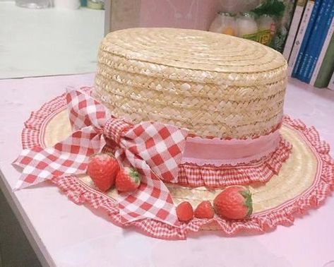 strawberrycore strawberry cottagecore aesthetic aes pink softcore checkered plaid picnic hat cute Strawberry Clothing, Topi Vintage, Strawberry Outfit, Pink Cottagecore, Strawberry Aesthetic, Tout Rose, Red And White Gingham, Cute Strawberry, Strawberry Fields