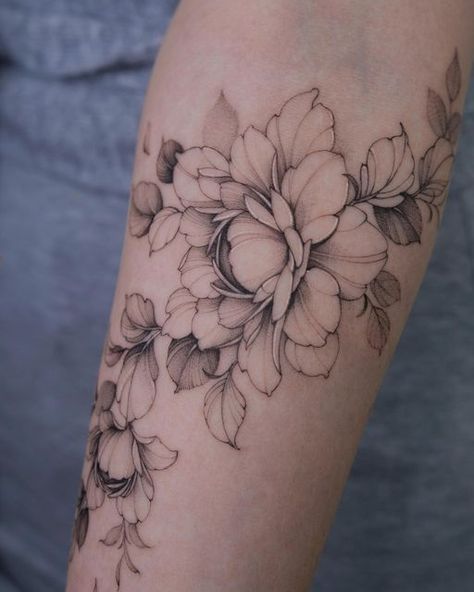 Peony Tattoo On Arm, Fine Line Flowers Tattoo, Feminine Peony Tattoo, Fineline Flowers Tattoo, Fine Line Tattoos Flowers, Realistic Peony Tattoo, Floral Tattoo Design Fine Line, Fine Line Peony Tattoo Design, Peony Leg Tattoo