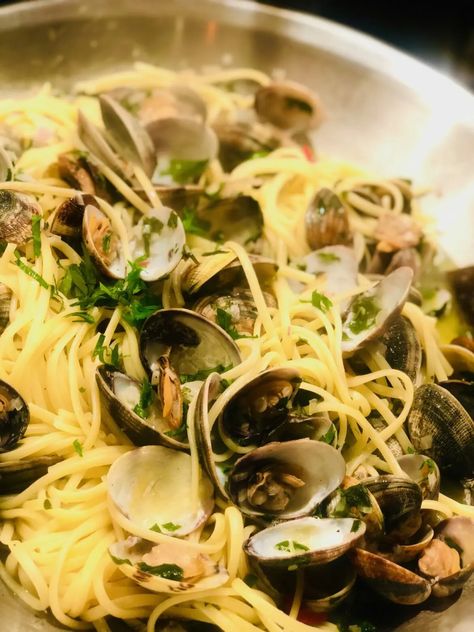 Spaghetti alle vongole wie in Neapel » Originalrezept aus Kampanien! Spaghetti Vongole, Pizza Pasta, Fish And Seafood, Gnocchi, I Love Food, Fine Dining, Pesto, Love Food, Seafood