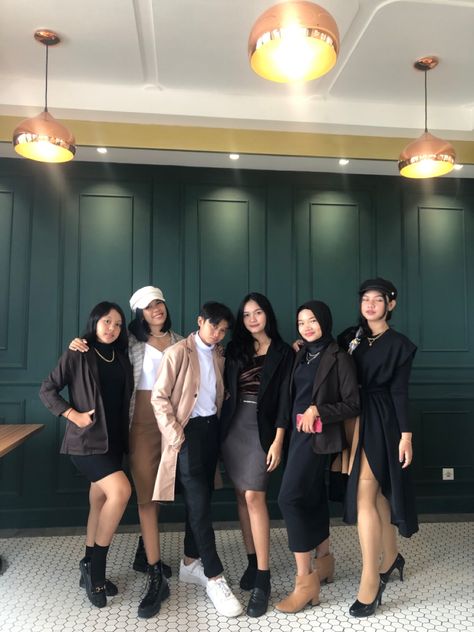 Yearbook Sma, Class Yearbook, Group Photo Poses, 90s Fashion Outfits Hip Hop Party, Glamour Outfit, Yearbook Themes, Year Book, Yearbook Photos, Style Korea