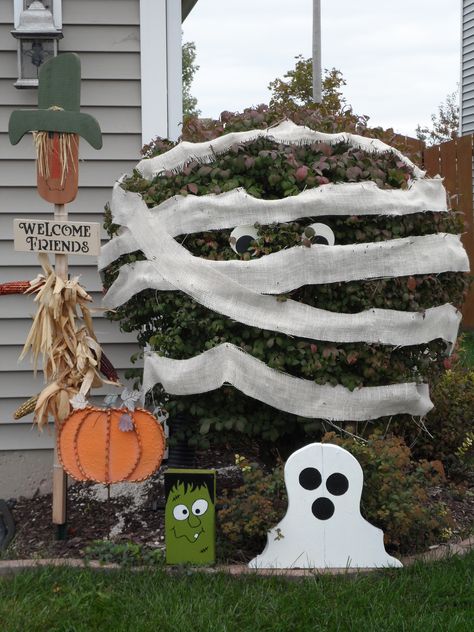 Halloween Decorations Indoor Scary, Porch Tree, Halloween Tattoo Ideas, Trick Or Treat Yourself, Diy Halloween Dekoration, Halloween Decorations Ideas, Outdoor Halloween Decor, Halloween Decor Diy, Halloween Spider Decorations