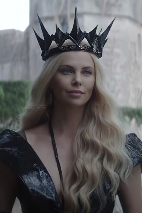 Charlize Theron as Queen Ravenna Huntsman Movie, The Huntsman Winter's, Ravenna Snow White, Queen Ravenna, The Huntsman, Queen Aesthetic, Targaryen Aesthetic, Older Sister, Movie Costumes