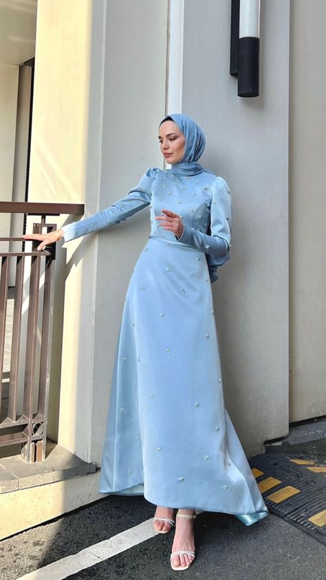 Blue Hijab Dress, Dress Muslim Modern, Elegant Silk Dresses, Modest Evening Dress, Stile Hijab, Simple Gowns, Modest Fashion Hijab, Muslim Outfits Casual, Fancy Dresses Long