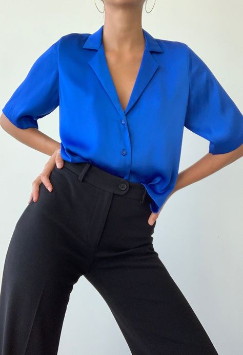 b29eed44276144e4e8103a661f9a78b7 Blue Shirt Outfit, Hadid Style, Wardrobe Tips, Outfits Chic, Blue Trousers, Nice Style, Chic Fashion, Aesthetic Outfits, Blue Shirt