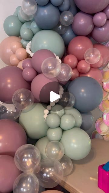 Party & Event Inspiration by Annie Harutoonian & Jessica Nerses on Instagram: "Thank you @simply_celebrate for showing us the tricks behind that Pearl balloon strand 🤍🤍🤍 #theeventcollectivex" Pink And Pearl Balloons, Pearl White Balloon Garland, Pearl Necklace Balloon Garland, Pearl White Balloons, Balloon Pearl Strands, Pearl Balloons, Balloon Diy, Event Inspiration, Balloon Art