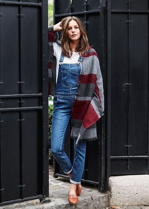 Salopette en jean + poncho Winter Bottoms, Overall Outfit, Casual Outfit Inspiration, Mode Casual, Mode Inspo, Fashion Story, Looks Vintage, Winter Looks, Parisian Style